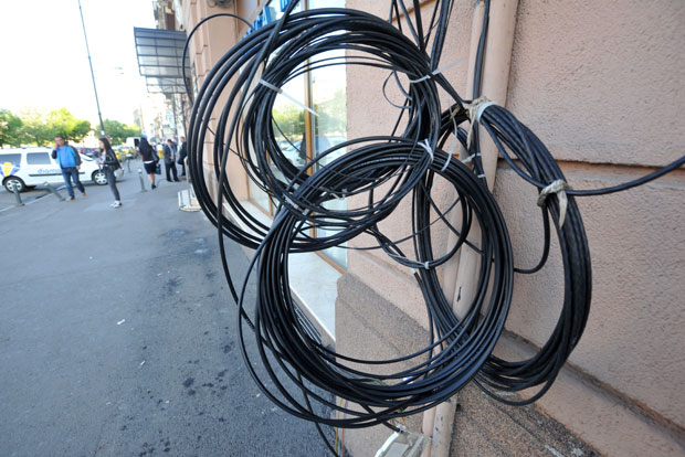 Букурешт, град висећих каблова (ФОТО)